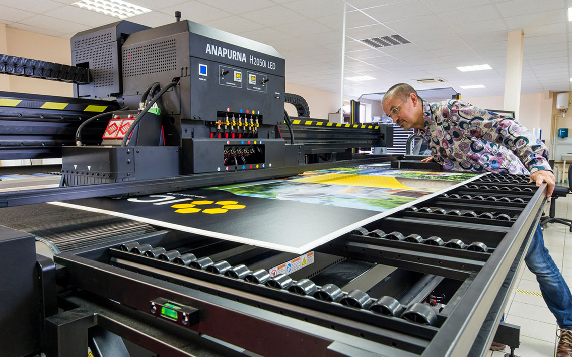 Nouvelle machine ANAPURNA H2050i LED. Signalétique, impression numérique grand format. Imprimeur Graphot.