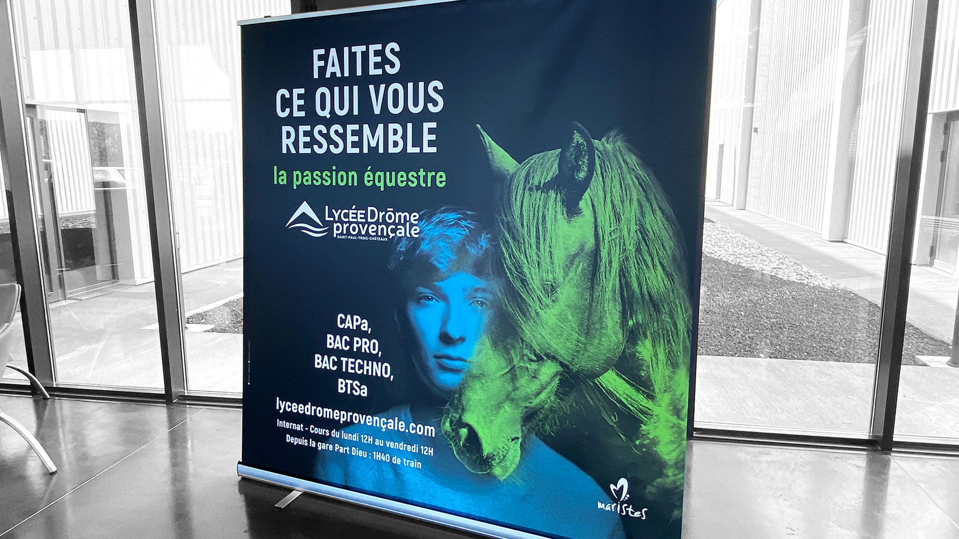 Création et impression d'un grand Roll-up pour le lycée Drome Provençal. La Passion Equestre.